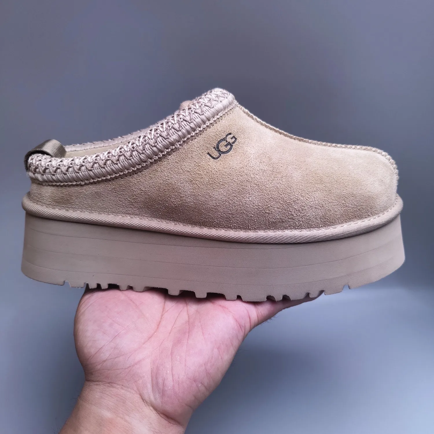 💰440 UGG sheepskin all-in-one snow boots 2553 co-branded national trend style thick-soled one-leg women’s snow boots🐾~ 🍭 A co-branded trendy item launched with well-known designer brands Feng Chen Wang and TELFAR. Zhou Dongyu & Wang Jiaer’s same style Fang Kete boots. The slip-on design makes it easy to put on and take off, and can be used indoors or outdoors. The exotic edging design is eye-catching, and it is definitely worth buying~ 🍭Material: cowhide➕sheep fur Outsole: rubber (light wing technology) 🍭Color: black, maroon, sand, dark green, light gray, chocolate, beige, walnut, brown, dark gray, red 🍭Number of codes: 35-42